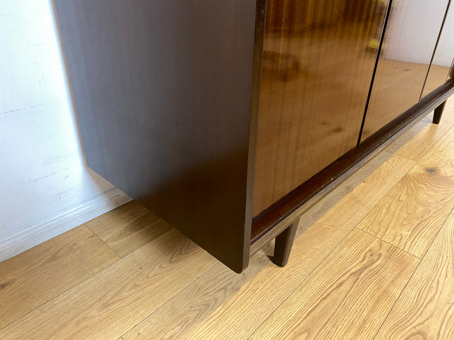 WMK I Stilvoller und geräumiger dunkler Mid-Century Wohnzimmerschrank mit Bar Fach