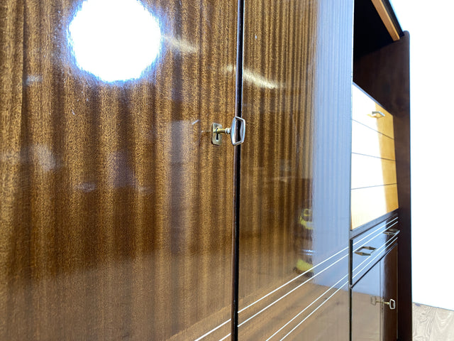 WMK I Stilvoller und geräumiger dunkler Mid-Century Wohnzimmerschrank mit Bar Fach