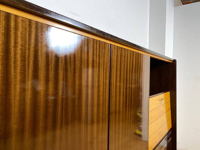 WMK I Stilvoller und geräumiger dunkler Mid-Century Wohnzimmerschrank mit Bar Fach