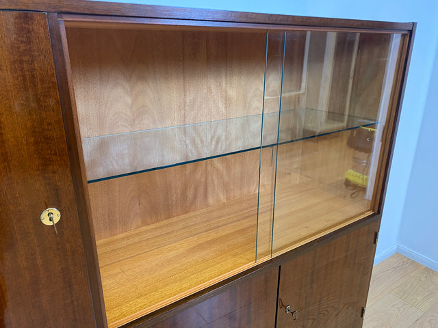 WMK I Sehr schöner dunkler Mid-Century Wohnzimmerschrank aus 1967 in Mahagoni mit Vitrine und Schubladen I Schrank Highboard Anrichte Sideboard Vintage 70er 60er DDR Berlin Leipzig Düsseldorf Bremen