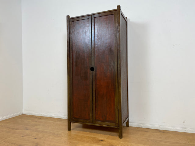WMK # Hübscher und gut erhaltener dunkler asiatischer Vintage Kleiderschrank aus vollem Holz in typischer Leichtbauweise # Schrank Schlafzimmerschrank Wardrobe Garderobe Flurschrank Japanisch Berlin