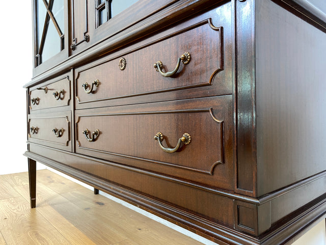 WMK # Vornehme und gut erhaltene dunklere Vitrine im englischen Stil in Mahagoni mit Sprossenfenstern und Messingbeschlägen # Glasvitrinen Geschirrschrank Highboard Wohnzimmerschrank Stilmöbel Vintage