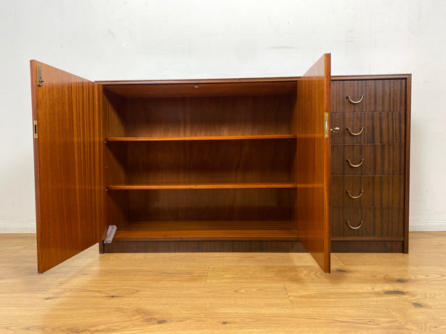 WMK I Hochwertiges und geräumiges dunkles Mid-Century Sideboard mit Schubladen und Messinggriffen