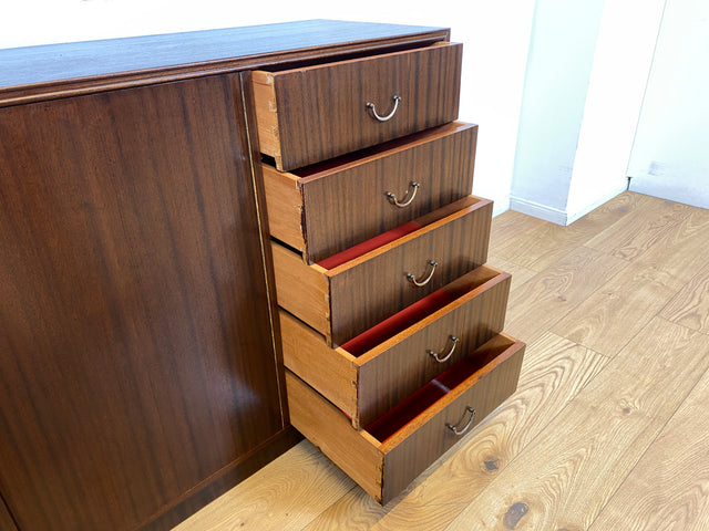 WMK I Hochwertiges und geräumiges dunkles Mid-Century Sideboard mit Schubladen und Messinggriffen