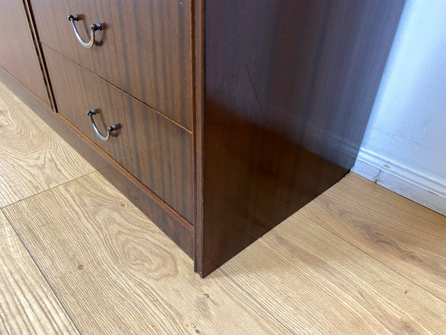 WMK I Hochwertiges und geräumiges dunkles Mid-Century Sideboard mit Schubladen und Messinggriffen