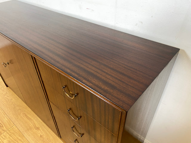 WMK I Hochwertiges und geräumiges dunkles Mid-Century Sideboard mit Schubladen und Messinggriffen