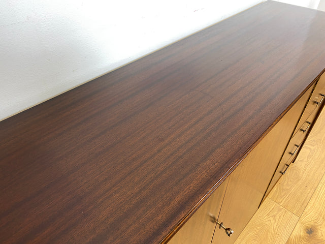 WMK I Hochwertiges und geräumiges dunkles Mid-Century Sideboard mit Schubladen und Messinggriffen
