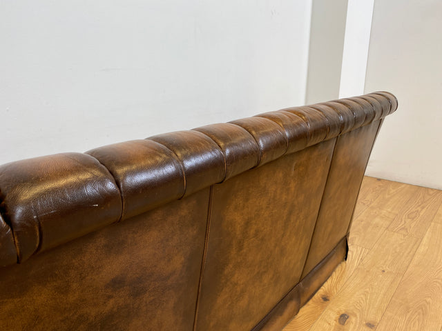 WMK # Uriges & hochwertiges englisches Chesterfield Sofa mit dickem aber weichem gestepptem Echtleder mit schöner Alterspatina # 3er Sofa Couch Ledersofa Ledercouch 3-Sitzer Vintage # Versand möglich