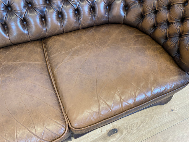WMK # Uriges & hochwertiges englisches Chesterfield Sofa mit dickem aber weichem gestepptem Echtleder mit schöner Alterspatina # 3er Sofa Couch Ledersofa Ledercouch 3-Sitzer Vintage # Versand möglich
