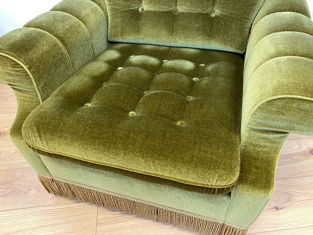 WMK I Sehr schöner und äußerst gemütlicher Vintage Sessel mit grandiosem gestepptem grünem Samtbezug & Fransen I Lesesessel Armchair Sitzgarnitur Polstergarnitur Samt Retro I Berlin Augsburg Duisburg