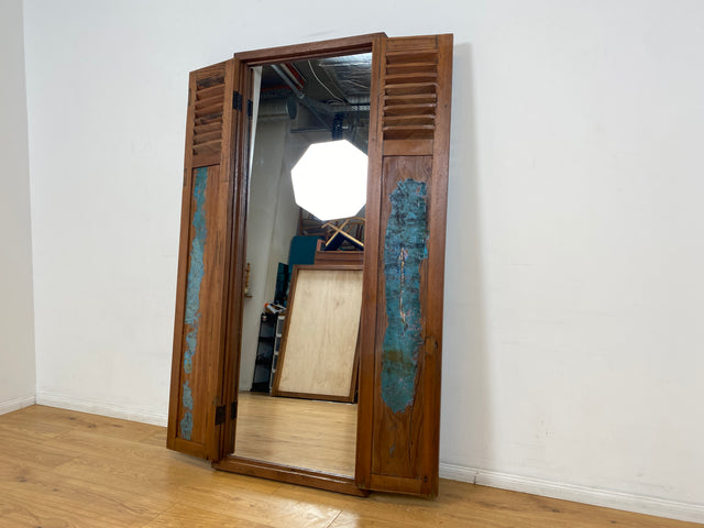 Boatwood by WMK I Einzigartiger großer Wandspiegel aus altem Bootsholz mit Fensterläden in Blau I handgefertigtes Unikat I Teakholz massiv I Ganzkörper Spiegel Stand Mirror Flur Tür Lamellen Garderobe