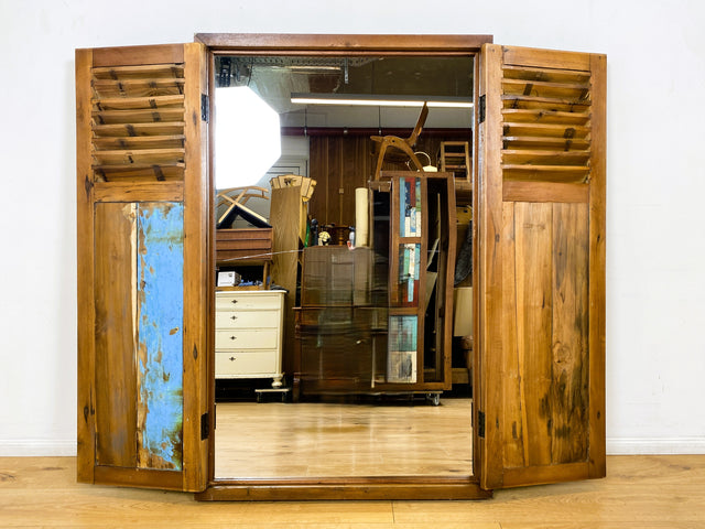 Boatwood by WMK I Einzigartiger großer Wandspiegel aus altem Bootsholz mit Fensterläden in Grün I handgefertigtes Unikat I Teakholz massiv I Ganzkörper Spiegel Stand Mirror Flur Tür Garderobe Lamellen