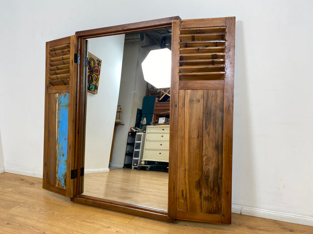 Boatwood by WMK I Einzigartiger großer Wandspiegel aus altem Bootsholz mit Fensterläden in Grün I handgefertigtes Unikat I Teakholz massiv I Ganzkörper Spiegel Stand Mirror Flur Tür Garderobe Lamellen