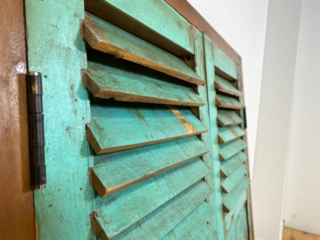 Boatwood by WMK I Einzigartiger großer Wandspiegel aus altem Bootsholz mit Fensterläden in Grün I handgefertigtes Unikat I Teakholz massiv I Ganzkörper Spiegel Stand Mirror Flur Tür Garderobe Lamellen