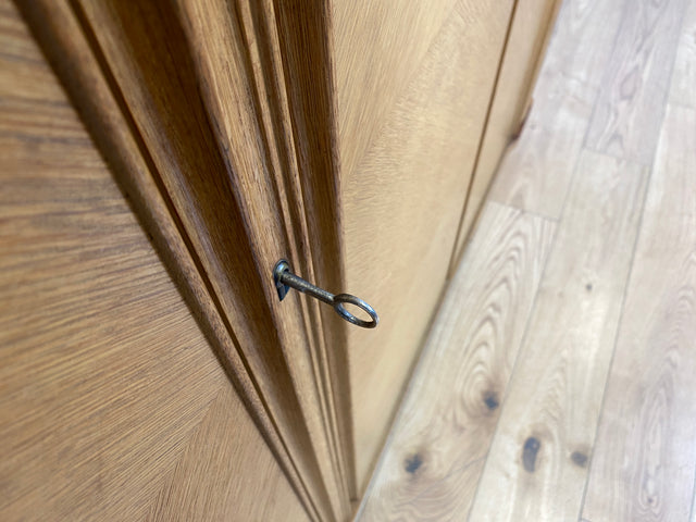 WMK I Besonders schöner und perfekt aufgeteilter großer Mid-Century Kleiderschrank aus vollem Holz in Eiche I Schrank Schlafzimmerschrank Wäscheschrank Wardrobe Vintage 50er Berlin Regensburg Schwerin