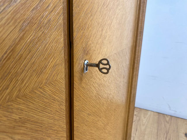 WMK I Besonders schöner und perfekt aufgeteilter großer Mid-Century Kleiderschrank aus vollem Holz in Eiche I Schrank Schlafzimmerschrank Wäscheschrank Wardrobe Vintage 50er Berlin Regensburg Schwerin