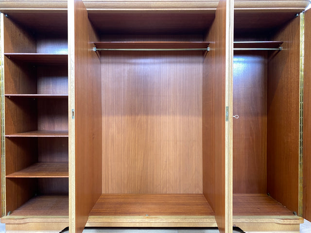 WMK I Besonders schöner und perfekt aufgeteilter großer Mid-Century Kleiderschrank aus vollem Holz in Eiche I Schrank Schlafzimmerschrank Wäscheschrank Wardrobe Vintage 50er Berlin Regensburg Schwerin