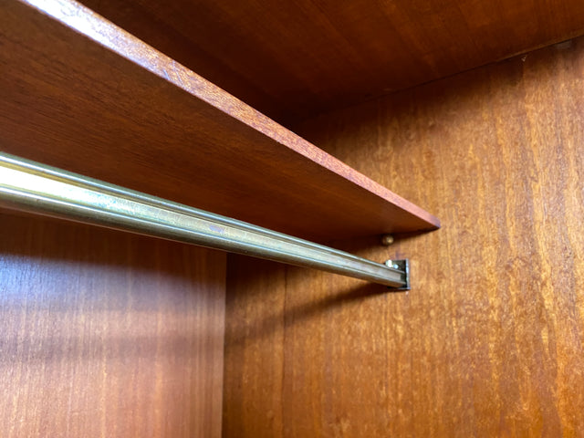 WMK I Besonders schöner und perfekt aufgeteilter großer Mid-Century Kleiderschrank aus vollem Holz in Eiche I Schrank Schlafzimmerschrank Wäscheschrank Wardrobe Vintage 50er Berlin Regensburg Schwerin