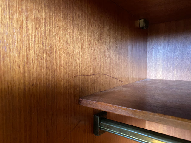 WMK I Besonders schöner und perfekt aufgeteilter großer Mid-Century Kleiderschrank aus vollem Holz in Eiche I Schrank Schlafzimmerschrank Wäscheschrank Wardrobe Vintage 50er Berlin Regensburg Schwerin