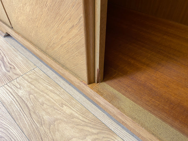 WMK I Besonders schöner und perfekt aufgeteilter großer Mid-Century Kleiderschrank aus vollem Holz in Eiche I Schrank Schlafzimmerschrank Wäscheschrank Wardrobe Vintage 50er Berlin Regensburg Schwerin