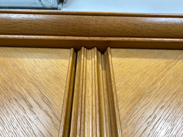 WMK I Besonders schöner und perfekt aufgeteilter großer Mid-Century Kleiderschrank aus vollem Holz in Eiche I Schrank Schlafzimmerschrank Wäscheschrank Wardrobe Vintage 50er Berlin Regensburg Schwerin