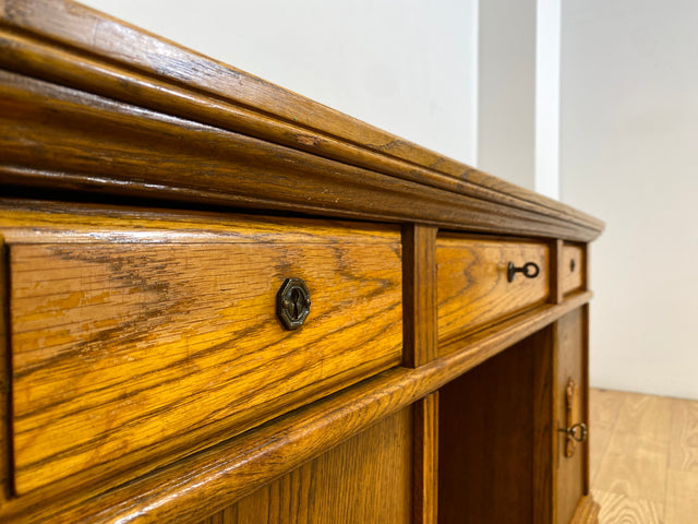 WMK # Besonders schöner und sehr gut erhaltener großer antiker Schreibtisch aus massiver Eiche mit handverzierten Holzapplikationen # Arbeitstisch Bürotisch Sekretär Solid Wood Desk Barock Vintage