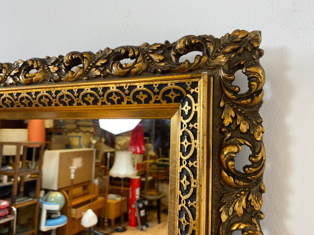 WMK I Pompöser großer goldener 60er Jahre Spiegel im Stile des Barock aus Holz und Akanthus-Ornamenten aus Kunststoff I Wandspiegel Florentiner Goldspiegel Gold Mirror Vintage Berlin Leipzig Hannover