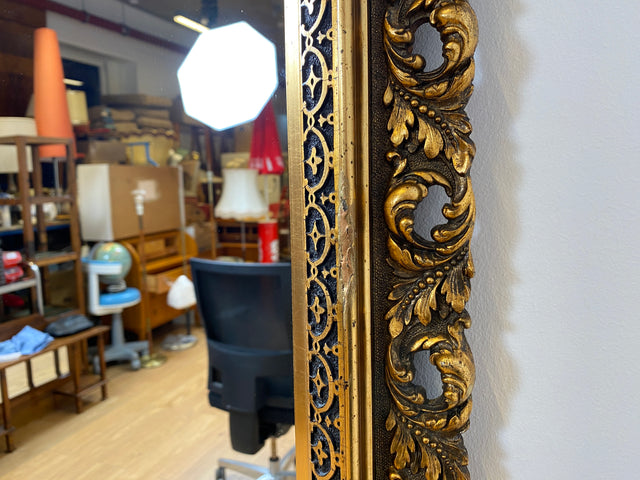 WMK I Pompöser großer goldener 60er Jahre Spiegel im Stile des Barock aus Holz und Akanthus-Ornamenten aus Kunststoff I Wandspiegel Florentiner Goldspiegel Gold Mirror Vintage Berlin Leipzig Hannover