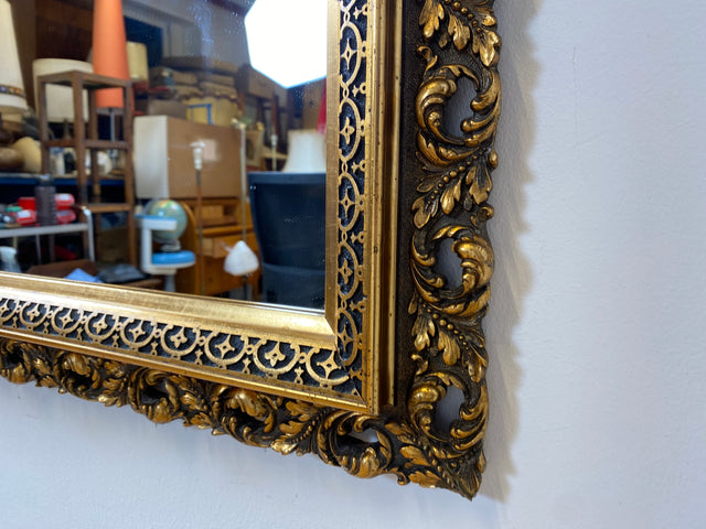 WMK I Pompöser großer goldener 60er Jahre Spiegel im Stile des Barock aus Holz und Akanthus-Ornamenten aus Kunststoff I Wandspiegel Florentiner Goldspiegel Gold Mirror Vintage Berlin Leipzig Hannover