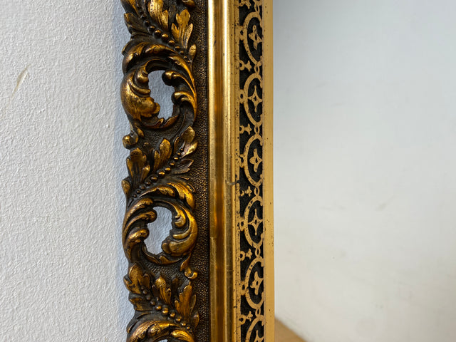WMK I Pompöser großer goldener 60er Jahre Spiegel im Stile des Barock aus Holz und Akanthus-Ornamenten aus Kunststoff I Wandspiegel Florentiner Goldspiegel Gold Mirror Vintage Berlin Leipzig Hannover