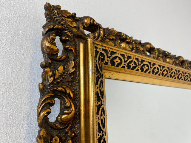 WMK I Pompöser großer goldener 60er Jahre Spiegel im Stile des Barock aus Holz und Akanthus-Ornamenten aus Kunststoff I Wandspiegel Florentiner Goldspiegel Gold Mirror Vintage Berlin Leipzig Hannover