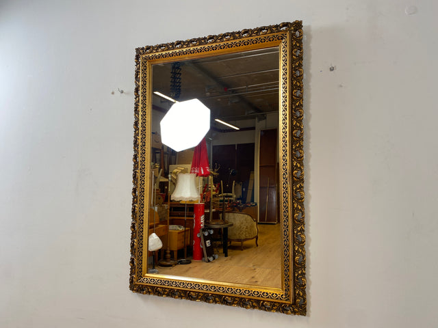 WMK I Pompöser großer goldener 60er Jahre Spiegel im Stile des Barock aus Holz und Akanthus-Ornamenten aus Kunststoff I Wandspiegel Florentiner Goldspiegel Gold Mirror Vintage Berlin Leipzig Hannover