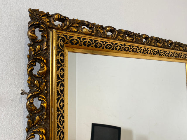 WMK I Pompöser großer goldener 60er Jahre Spiegel im Stile des Barock aus Holz und Akanthus-Ornamenten aus Kunststoff I Wandspiegel Florentiner Goldspiegel Gold Mirror Vintage Berlin Leipzig Hannover