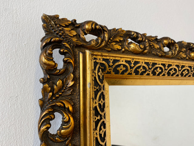 WMK I Pompöser großer goldener 60er Jahre Spiegel im Stile des Barock aus Holz und Akanthus-Ornamenten aus Kunststoff I Wandspiegel Florentiner Goldspiegel Gold Mirror Vintage Berlin Leipzig Hannover