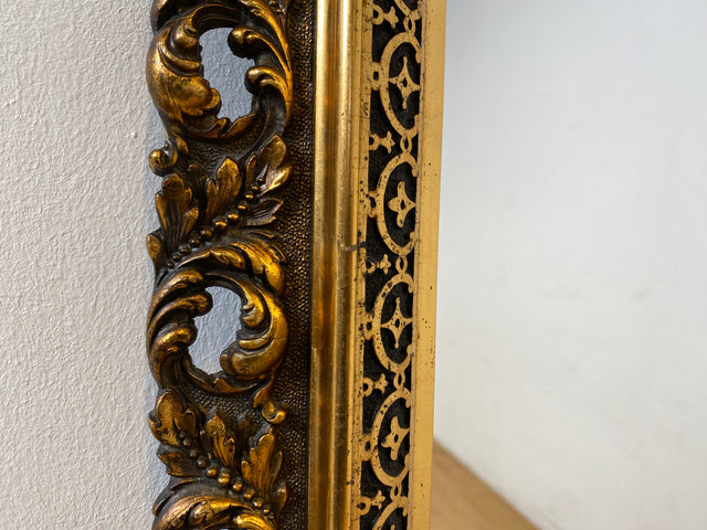 WMK I Pompöser großer goldener 60er Jahre Spiegel im Stile des Barock aus Holz und Akanthus-Ornamenten aus Kunststoff I Wandspiegel Florentiner Goldspiegel Gold Mirror Vintage Berlin Leipzig Hannover