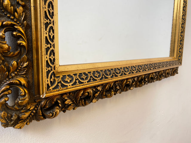 WMK I Pompöser großer goldener 60er Jahre Spiegel im Stile des Barock aus Holz und Akanthus-Ornamenten aus Kunststoff I Wandspiegel Florentiner Goldspiegel Gold Mirror Vintage Berlin Leipzig Hannover