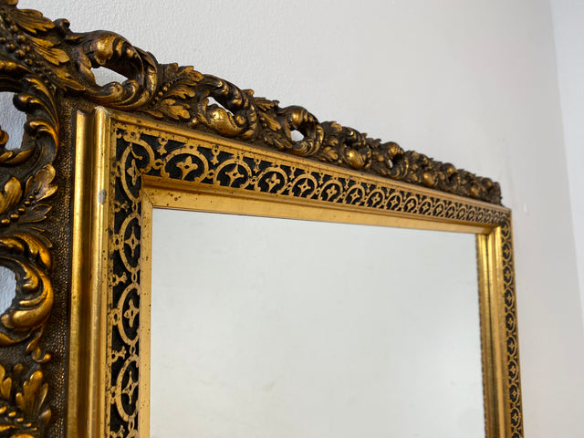 WMK I Pompöser großer goldener 60er Jahre Spiegel im Stile des Barock aus Holz und Akanthus-Ornamenten aus Kunststoff I Wandspiegel Florentiner Goldspiegel Gold Mirror Vintage Berlin Leipzig Hannover