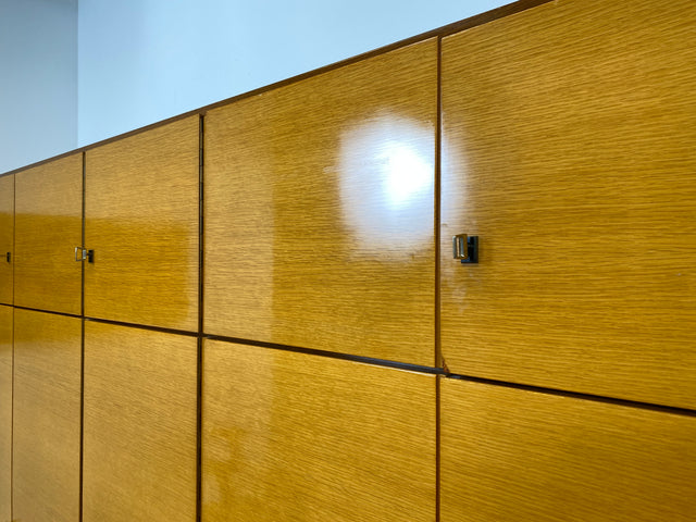 WMK I Stilvoller & perfekt aufgeteilter großer heller Mid-Century Kleiderschrank mit integriertem Aufsatz I Schrank Schlafzimmerschrank Wäscheschrank Wardrobe Vintage 60er 70er Berlin Hamburg München