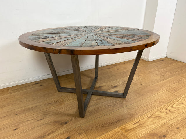 Boatwood by WMK I Einzigartiger großer runder Esstisch I Handgefertigtes Unikat aus altem Bootsholz auf neuem Metallgestell # Tisch Küchentisch Holztisch Dinning Table Bootsholz Treibholz Berlin Köln