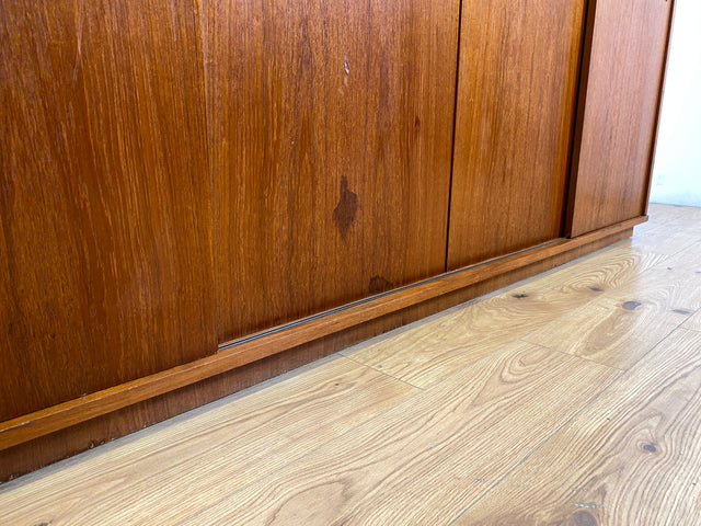WMK I Stilvoller großer skandinavischer Mid-Century Kleiderschrank in Teakholz mit Aufsatz & Schiebetüren I Schrank Schlafzimmerschrank Wäscheschrank Wardrobe Danish Design Vintage Teak Berlin Potsdam