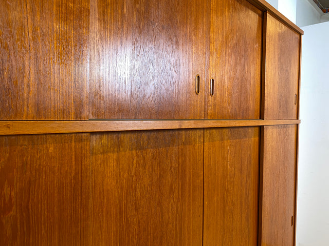 WMK I Stilvoller großer skandinavischer Mid-Century Kleiderschrank in Teakholz mit Aufsatz & Schiebetüren I Schrank Schlafzimmerschrank Wäscheschrank Wardrobe Danish Design Vintage Teak Berlin Potsdam