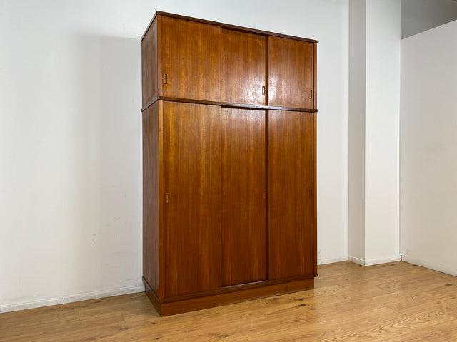 WMK # Hochwertiger & sehr gut erhaltener großer skandinavischer Mid-Century Kleiderschrank mit Schiebetüren, Vollholz in Teak # Schrank Wäscheschrank Schlafzimmerschrank Danish Design Vintage Teakholz