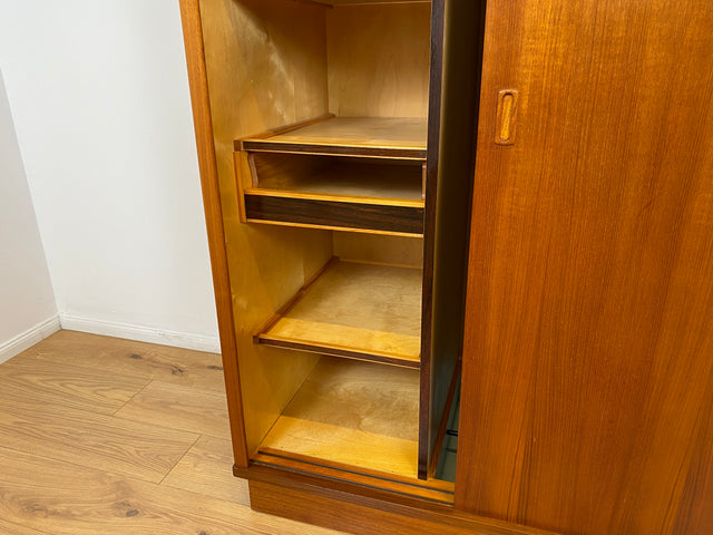 WMK # Hochwertiger & sehr gut erhaltener großer skandinavischer Mid-Century Kleiderschrank mit Schiebetüren, Vollholz in Teak # Schrank Wäscheschrank Schlafzimmerschrank Danish Design Vintage Teakholz