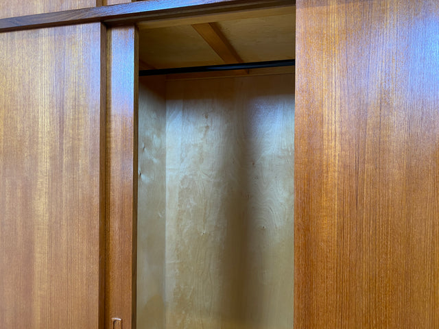 WMK # Hochwertiger & sehr gut erhaltener großer skandinavischer Mid-Century Kleiderschrank mit Schiebetüren, Vollholz in Teak # Schrank Wäscheschrank Schlafzimmerschrank Danish Design Vintage Teakholz