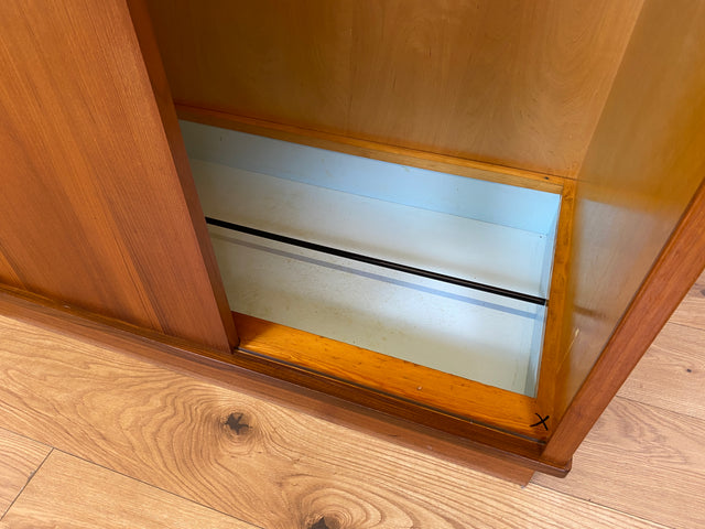 WMK # Hochwertiger & sehr gut erhaltener großer skandinavischer Mid-Century Kleiderschrank mit Schiebetüren, Vollholz in Teak # Schrank Wäscheschrank Schlafzimmerschrank Danish Design Vintage Teakholz
