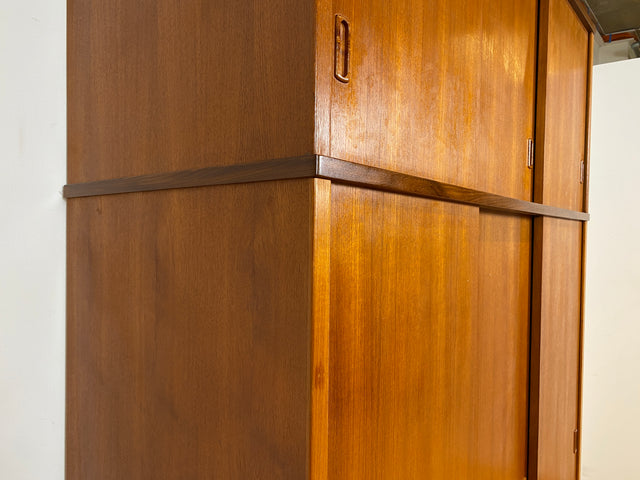 WMK # Hochwertiger & sehr gut erhaltener großer skandinavischer Mid-Century Kleiderschrank mit Schiebetüren, Vollholz in Teak # Schrank Wäscheschrank Schlafzimmerschrank Danish Design Vintage Teakholz