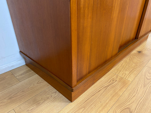 WMK # Hochwertiger & sehr gut erhaltener großer skandinavischer Mid-Century Kleiderschrank mit Schiebetüren, Vollholz in Teak # Schrank Wäscheschrank Schlafzimmerschrank Danish Design Vintage Teakholz