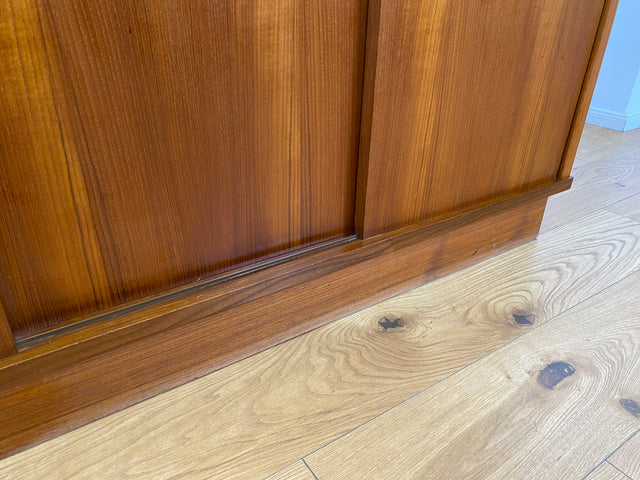 WMK # Hochwertiger & sehr gut erhaltener großer skandinavischer Mid-Century Kleiderschrank mit Schiebetüren, Vollholz in Teak # Schrank Wäscheschrank Schlafzimmerschrank Danish Design Vintage Teakholz