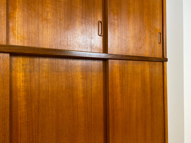 WMK # Hochwertiger & sehr gut erhaltener großer skandinavischer Mid-Century Kleiderschrank mit Schiebetüren, Vollholz in Teak # Schrank Wäscheschrank Schlafzimmerschrank Danish Design Vintage Teakholz