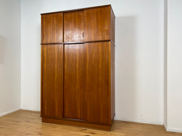 WMK # Hochwertiger & sehr gut erhaltener großer skandinavischer Mid-Century Kleiderschrank mit Schiebetüren, Vollholz in Teak # Schrank Wäscheschrank Schlafzimmerschrank Danish Design Vintage Teakholz